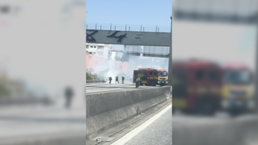 Carro arde no IC19 e corta trânsito no Cacém, sentido Lisboa-Sintra