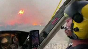 Bombeiros da província espanhola de Alicante combatem incêndio no ar e em terra 