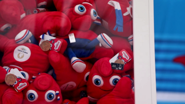 Mascote dos Jogos Olímpicos de Paris vendida como água no deserto nas lojas oficiais 