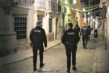 Elementos da PSP nas ruas do Bairro Alto, em Lisboa
