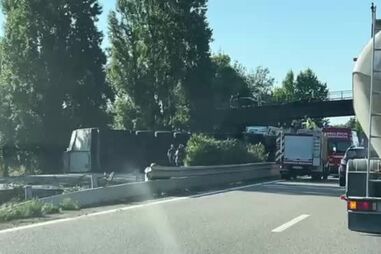 Colisão entre carro e camião faz três feridos e provoca condicionamentos no trânsito na A1 na Mealhada