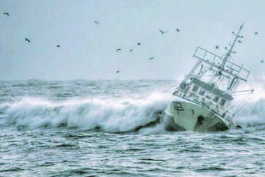 Momento em que o ‘Olívia Ribau’ foi apanhado por uma onde e virou