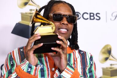 Lil Durk com o Grammy para melhor atuação de RAP, na gala em Los Angeles em 2024