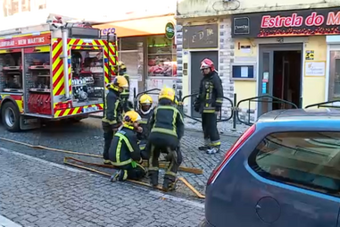 Incêndio fecha provisoriamente restaurante em Mem Martins em Sintra