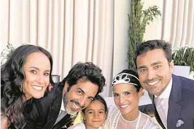 Os noivos com  o ator Ricardo Pereira, a mulher deste, Francisca, e a filha