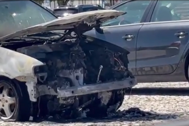 Carro destruído pelas chamas no centro de Estremoz