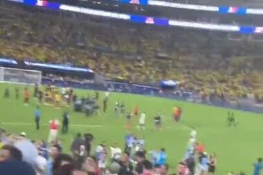 Caos no Uruguai-Colômbia: Darwin à pancada com adeptos colombianos acaba a levar um soco na cara