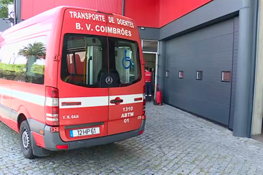 Mãe e bebé resgatados de carro imobilizado entre duas casas em Gaia