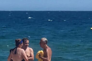 Marcelo Rebelo de Sousa joga à bola na praia com crianças