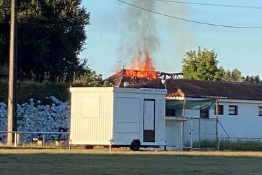 Casa senhorial consumida pelas chamas em Viana do Castelo