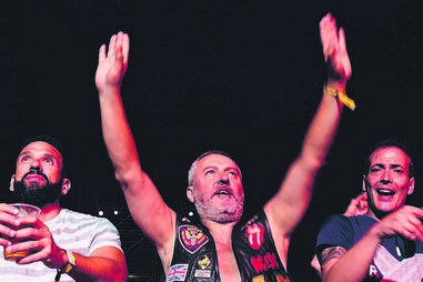 Público vibrou com os espetáculos musicais e shows de striptease