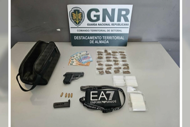 Homens ameaçam segurança com arma para roubar bolo de bolacha em supermercado na Charneca de Caparica