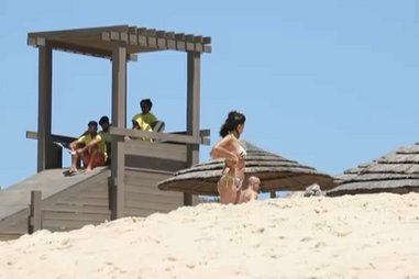 “Que bem que estão”: Maya sobre imagens de Manuel Damásio e Margarida Prieto na praia da Comporta 