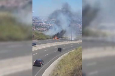 Incêndio deflagra em carro no IC16 na Amadora e propaga-se para o mato