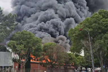 Mais de duas dezenas de Bombeiros combatem fogo na zona industrial do Porto