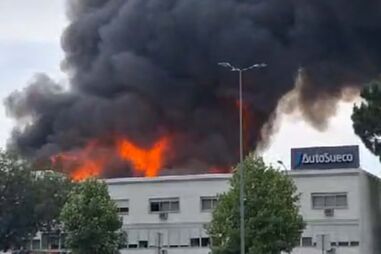 Novas imagens mostram incêndio de grandes dimensões que consome Auto Sueco na zona industrial do Porto