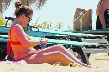 A apresentadora elegeu a praia dos Salgados para recuperar energias  