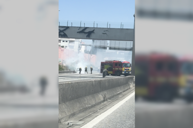 Carro arde no IC19 e corta trânsito no Cacém, sentido Lisboa-Sintra
