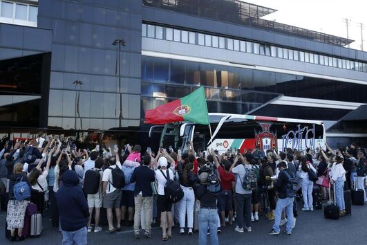 Multidão recebe com festa morna regresso da Seleção Nacional a Lisboa