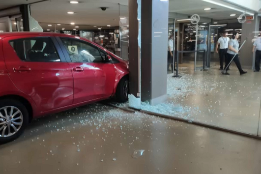 Carro abalroa entrada subterrânea do centro comercial Forum Algarve
