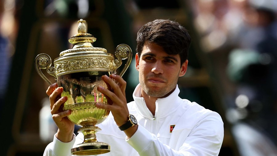 Carlos Alcaraz volta a bater Djokovic no torneio de Wimbledon e