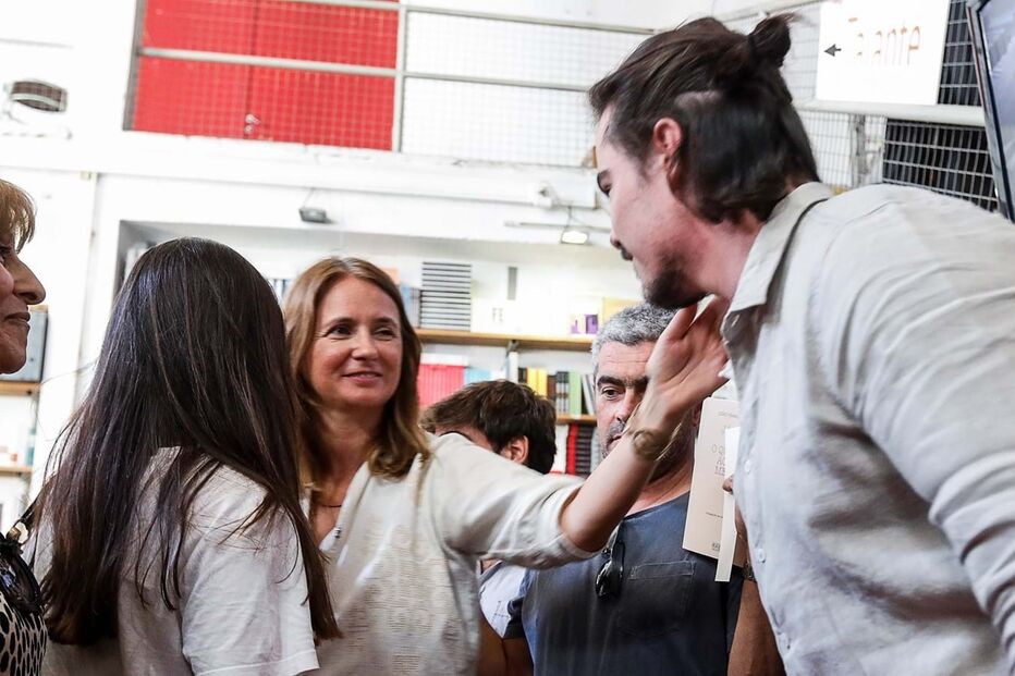 Anna com o enteado, filho do primeiro casamento de Pedro Lima