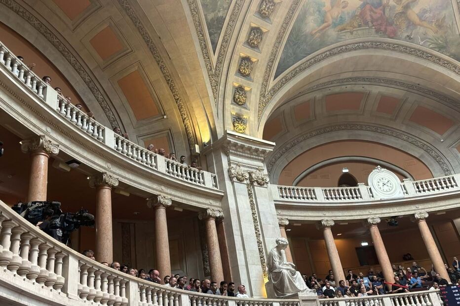 Galerias de cima abrem para receber mais publico