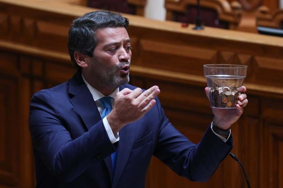 André Ventura mostra mealheiro com moedas de um cêntimo recolhidas pelos polícias para entregar ao primeiro-ministro