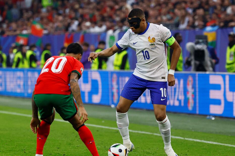 Kylian Mbappé tenta ultrapassar João Cancelo no Portugal-França do Euro 2024