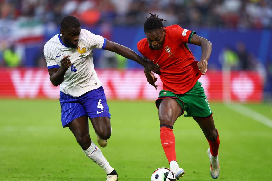 Rafael Leão e Dayot Upamecano no Portugal-França do Euro 2024