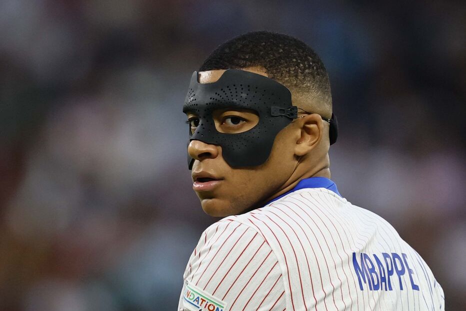 Kylian Mbappé, de máscara, no Portugal-França do Euro 2024