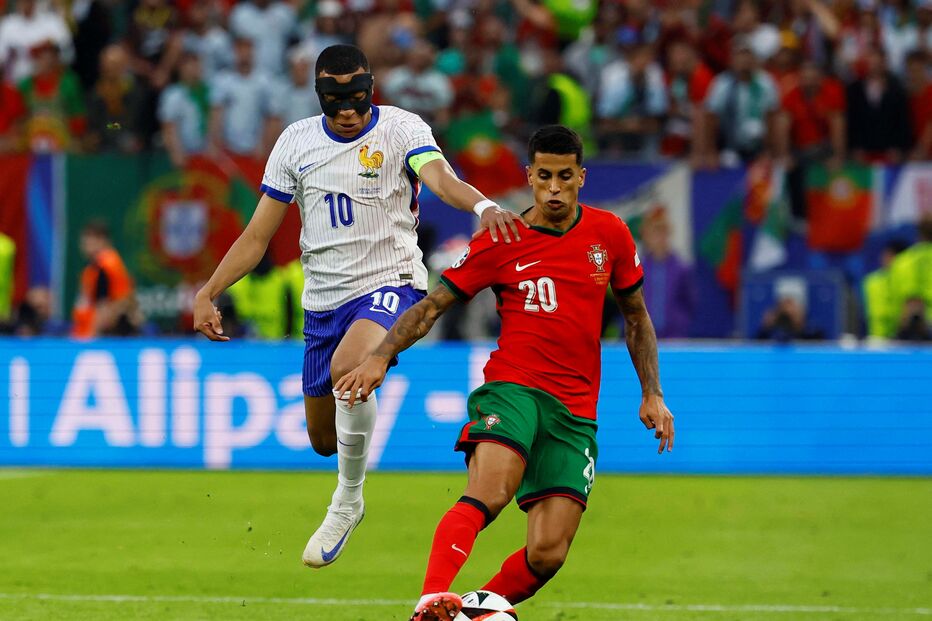 Kylian Mbappé e João Cancelo no Portugal-França do Euro 2024
