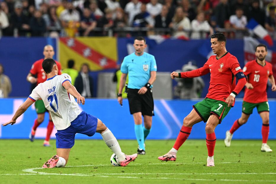 Cristiano Ronaldo e William Saliba no Portugal-França do Euro 2024