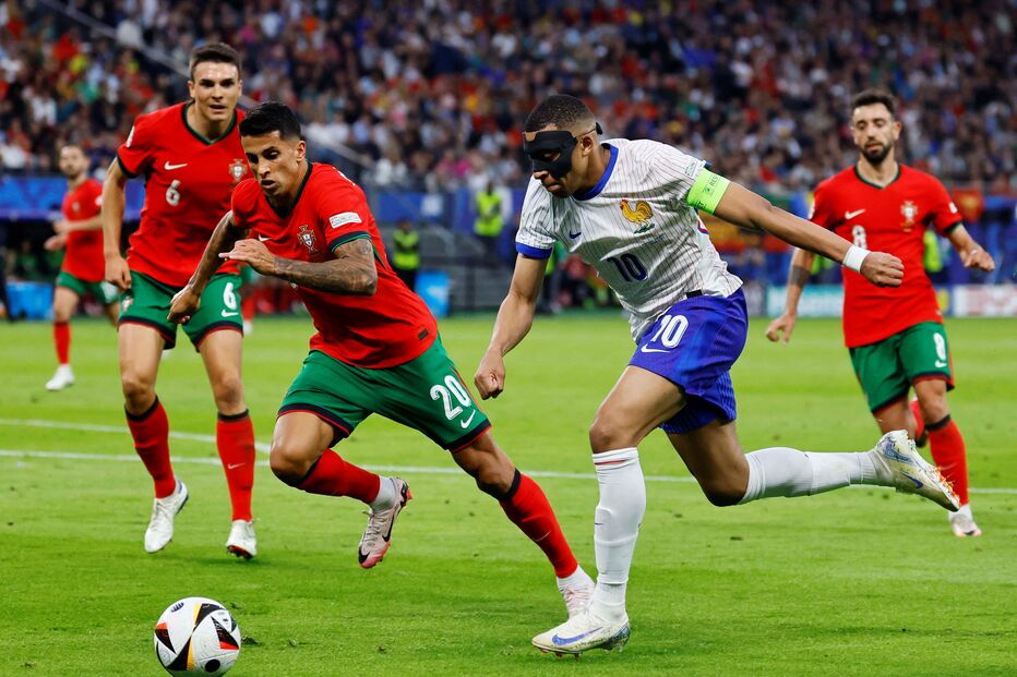 Kylian Mbappé e João Cancelo no Portugal-França do Euro 2024