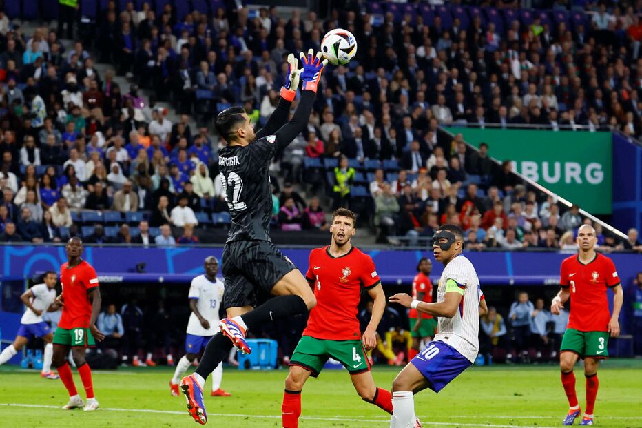 Diogo Costa em ação no Portugal-França do Euro 2024