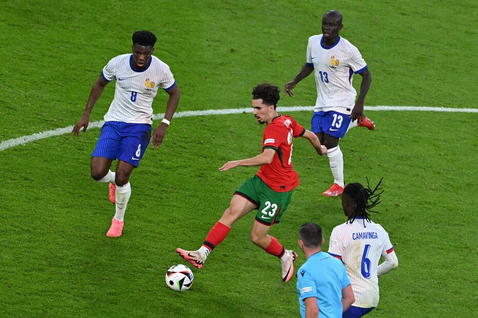 Vitinha rodeado por jogadores franceses no Euro 2024