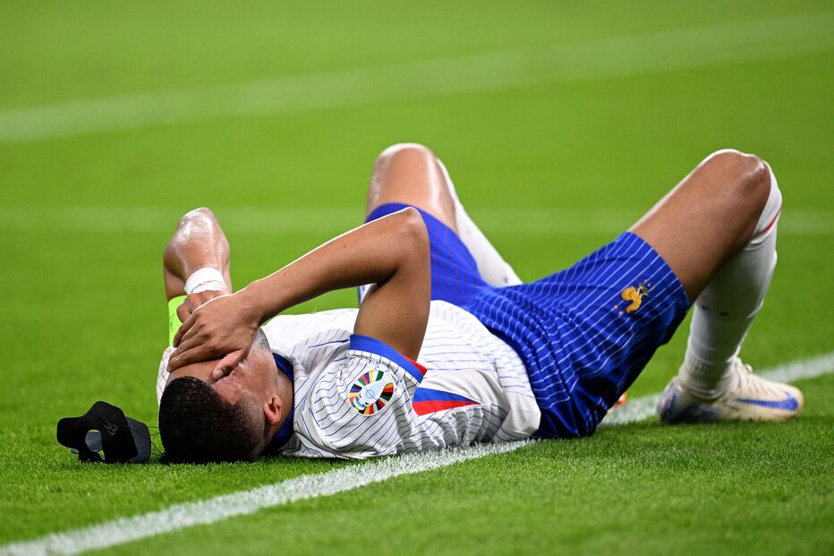 Kylian Mbappé queixa-se depois de levar com a bola em cheio na cabeça no jogo entre Portugal e França