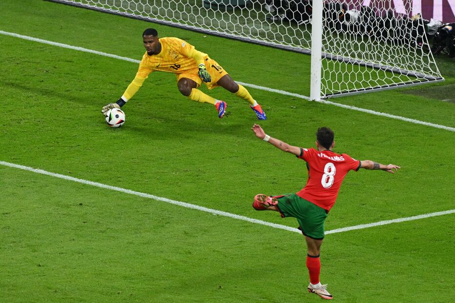 Bruno Fernandes perto do golo, Mike Maignan defende em grande estilo