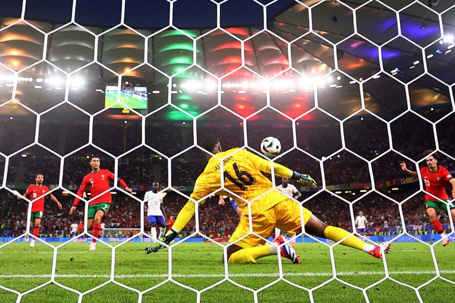 Mike Maignan defende remate de Vitinha no Portugal-França do Euro 2024