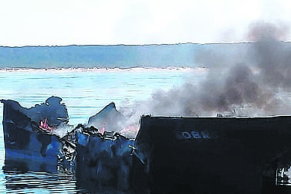 Embarcação terá avariado e foi abandonada em chamas 