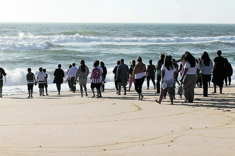 Familiares, amigos e população fizeram ontem uma oração pelos pescadores desaparecidos, na praia da Leirosa, e atiraram flores ao mar 