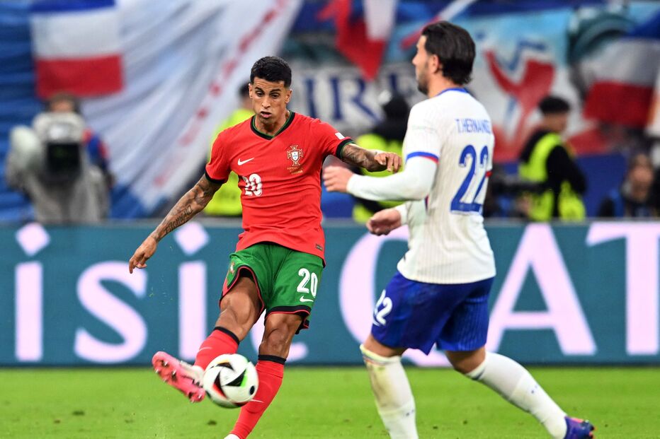 João Cancelo, titular substituído ao minuto 74 - 6