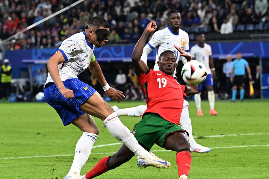 Nuno Mendes, titular - 6