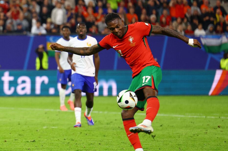 Rafael Leão, titular substituído ao minuto 106 - 7