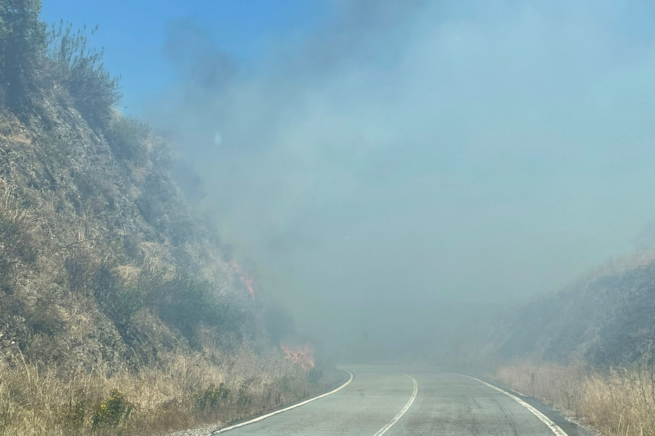 Quase 100 bombeiros e quatro meios aéreos combatem incêndio na Amareleja