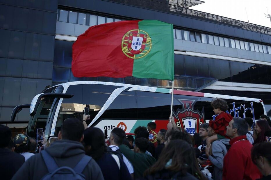 Multidão recebe com festa morna regresso da Seleção Nacional a Lisboa