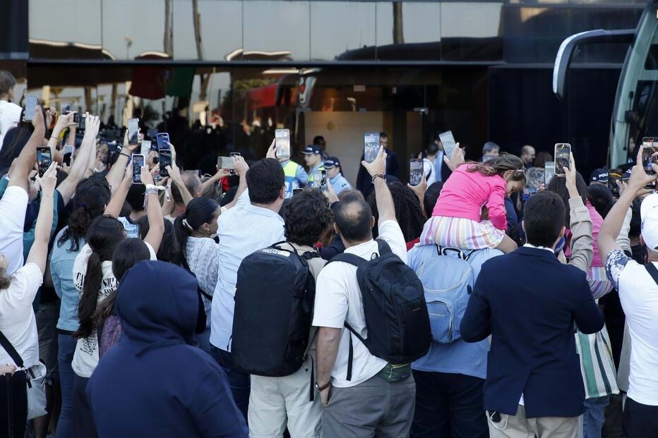 Multidão recebe com festa morna regresso da Seleção Nacional a Lisboa