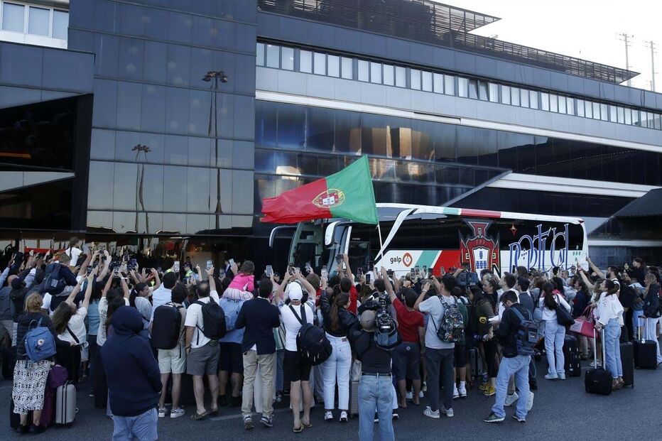 Multidão recebe com festa morna regresso da Seleção Nacional a Lisboa