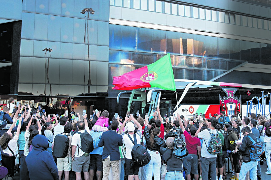 Adeptos foram receber a comitiva