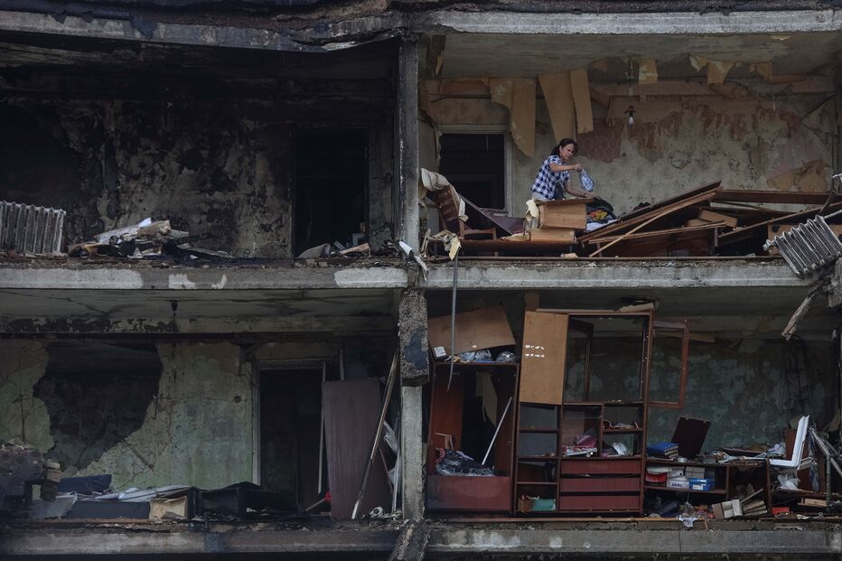 Consequências de um ataque de mísseis russos em Kiev